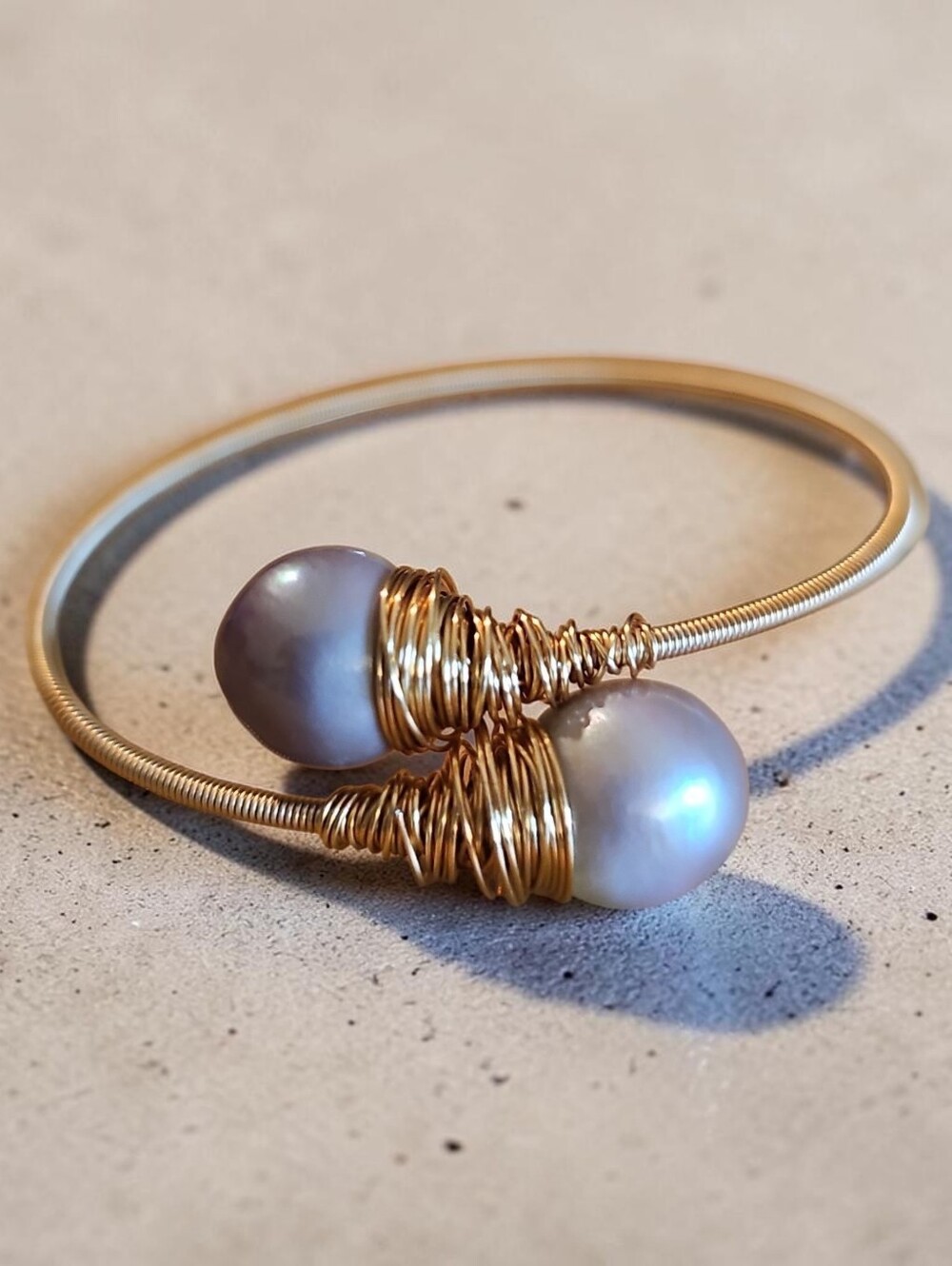SASSIFIED BOUTIQUE NWT  Gold Wire-Wrapped Pearl Open Bangle Bracelet l